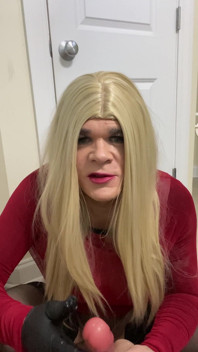 Seksowna crossdresser trans kobieta ubrana w fałszywą zabawkę cipki dokucza i mówi brudne