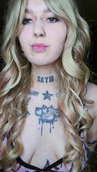 Sexy bionda alternativa sborrata