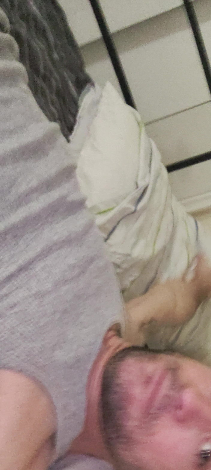 Mikey 21: Je joue avec ma bite de taille normale