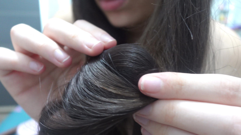 AmayaMori: Una ragazza indiana che si tocca i capelli nudi, poi...
