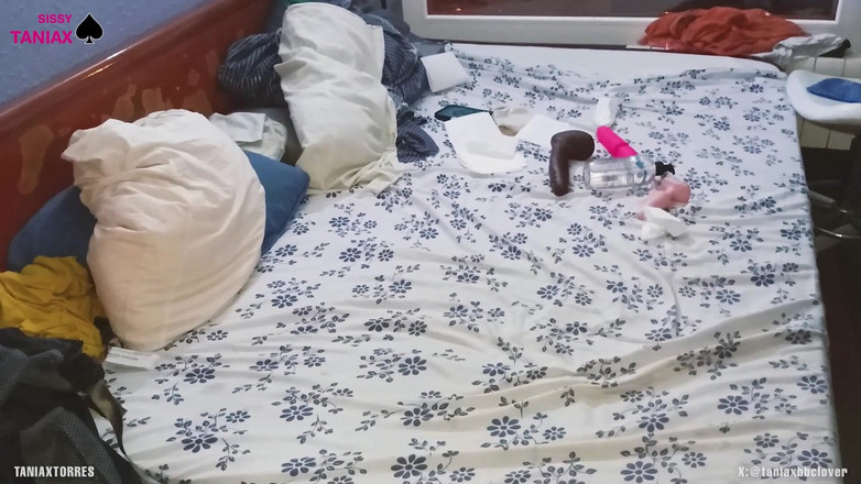 Taniaxtorres: Latynoska trans Taniax bawi się swoim ogromnym dildo i dochodzi...