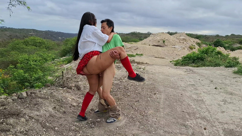 Lady: velha camponesa encontra uma bela estudante de uniforme no campo...