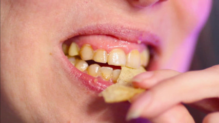 Hairypussyangel: Comiendo chips de cerca