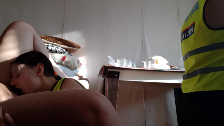 Lesbian-illusion: Threesome lesbian polisi hot