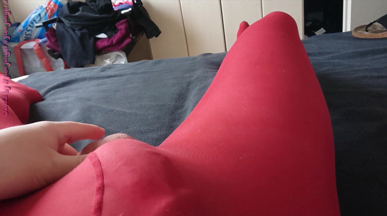 Carmen_Nylonjunge: Nylonjunge houdt van de rode panty 1 ** Testikels plezier **