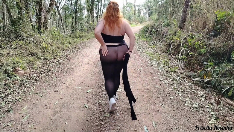 Priscila: 我穿着不穿内裤的继母走在街上