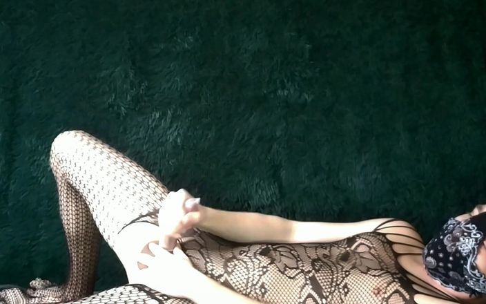 Lonely_man2: Une ravissante salope tapette dans un body sexy branle sa...
