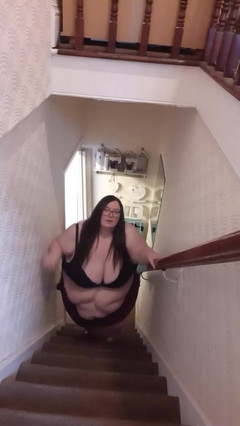 SSBBWLadyBrads: SSBBW bojuje nahoru po schodech