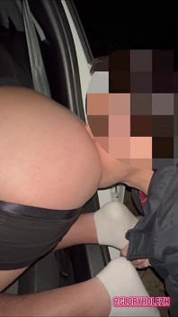Zadek ready zezadu na cestovním místě sněden a vystříkaný sexy chlapem