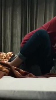 Il fidanzato viene a casa da solo e viene a scoparmi