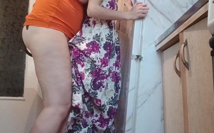 Lesbian-illusion: Matka mého manžela mě šuká, když jsme doma sami