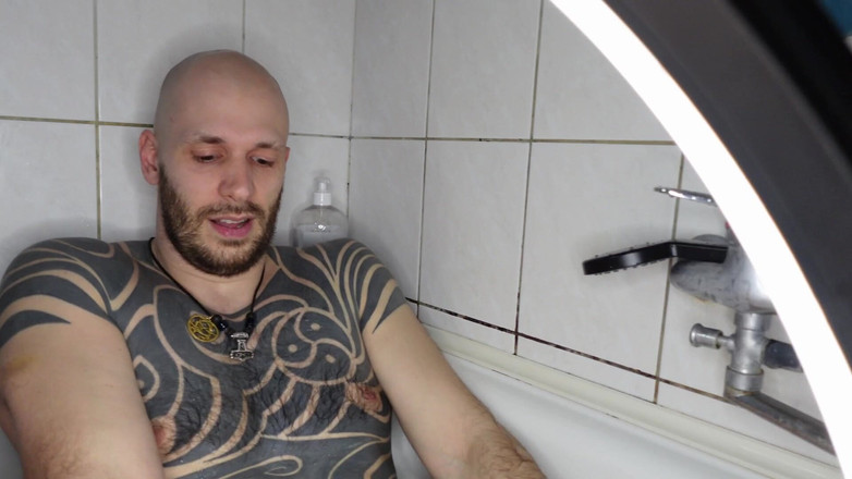 DPeggingD: 화장실에서 엉덩이에 거대한 딜도를 따먹는 대머리 남자