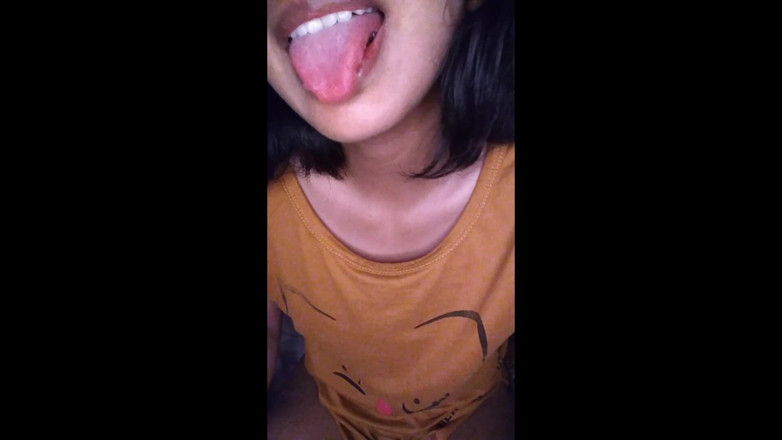 Indian Senu: Indisch Desi-meisje raakt haar tieten aan en toont poesje masturberen