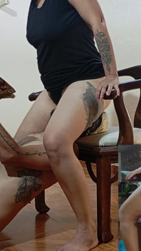 女人用男人脸当椅子摆出丰满的臀部