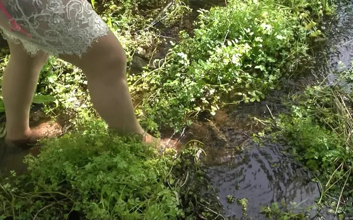 Julie Cunningham: Stockings Walking in Mud Foot Fetish J Cunningham
