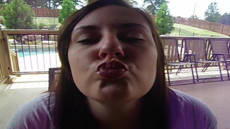Sexy Amateurz: BBW brunette shows her pretty lips