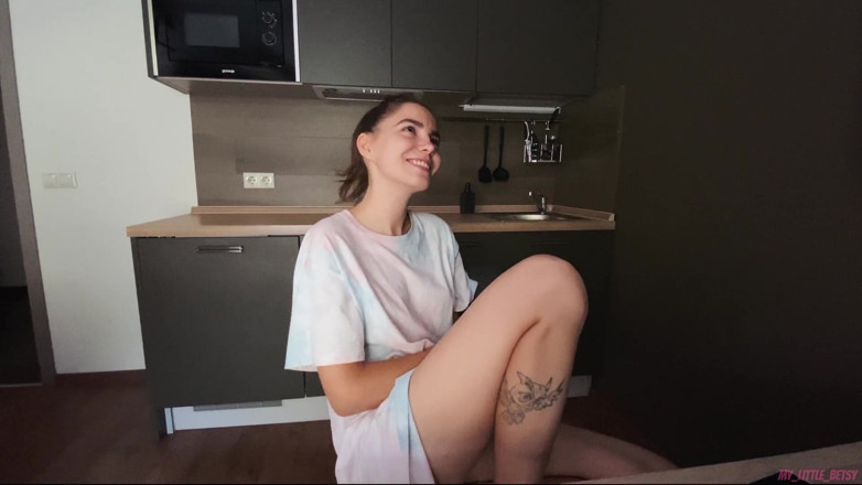 My Little Betsy: Pravda nebo Úkole hra s přítelem skončila žhavým sexem na stole a...