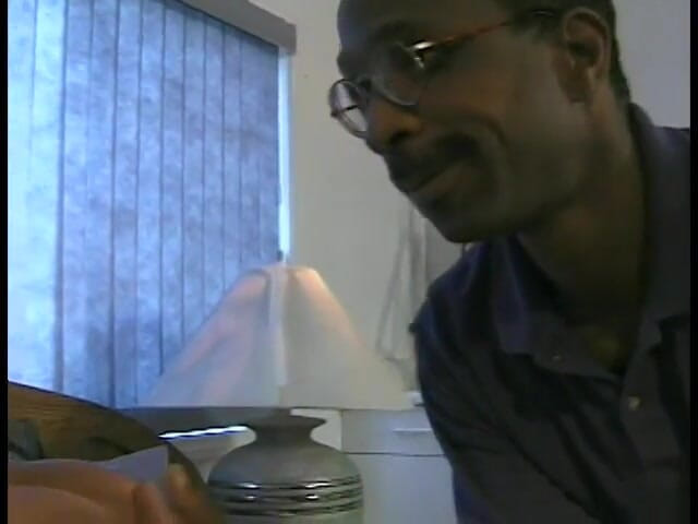 First Black Sexperience: 가짜 젖탱이의 갈색 머리의 소파에서 섹스하고 BJ를 따먹는 남자 젖탱이