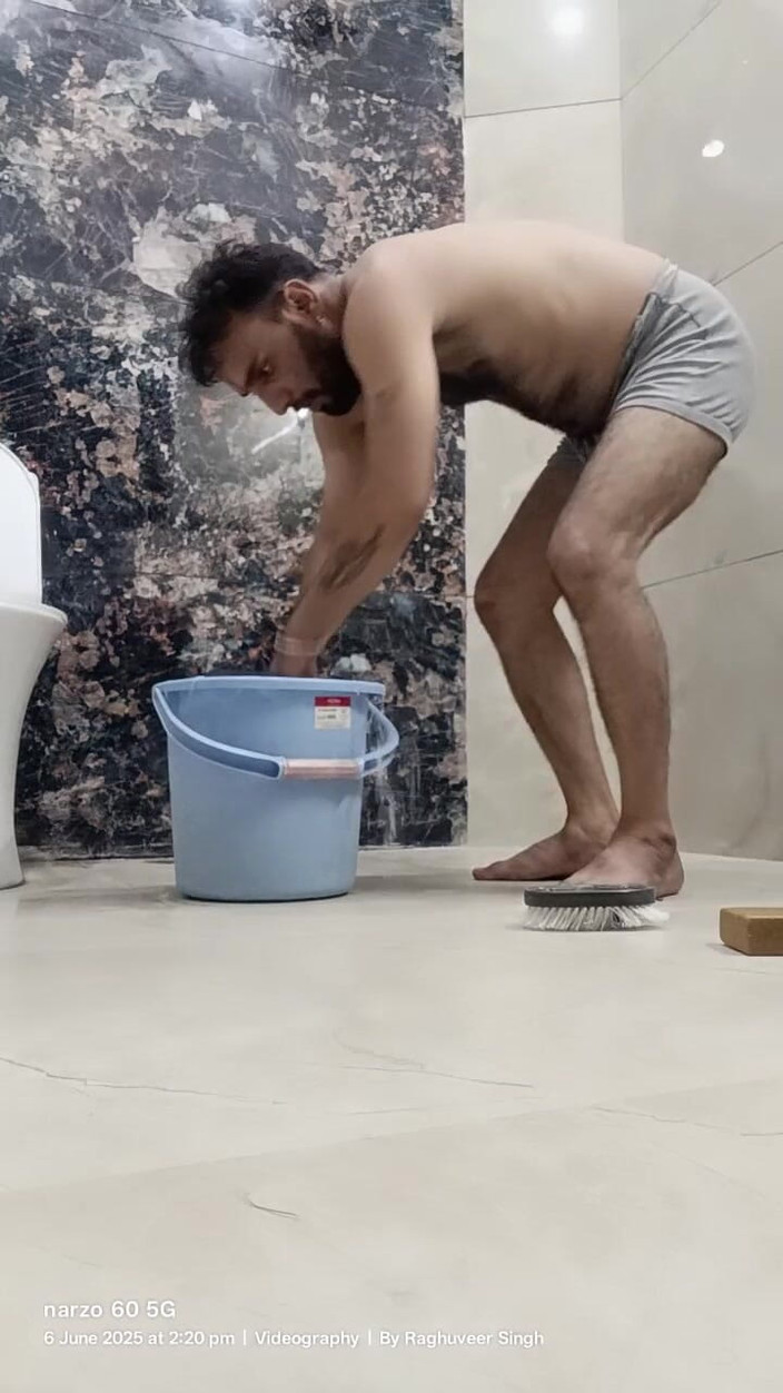 Rajasthani-old-lover: Indický nevlastní otec nevlastní otec si užívá sprchu