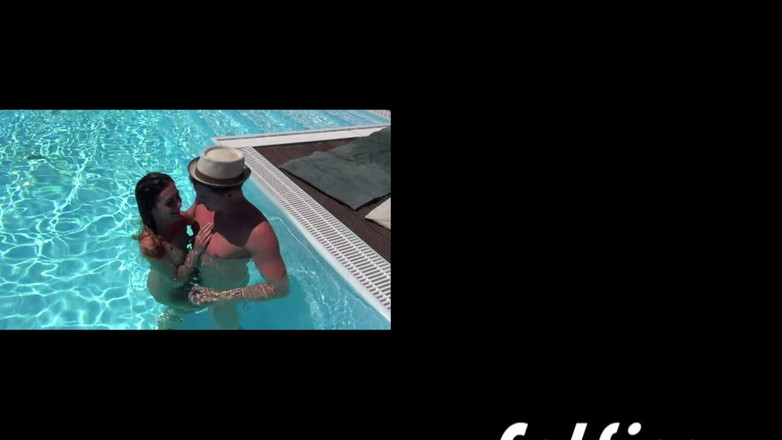 Deutschland porn: Młoda brunetka zostaje zerżnięta przez wielkiego kutasa przy basenie