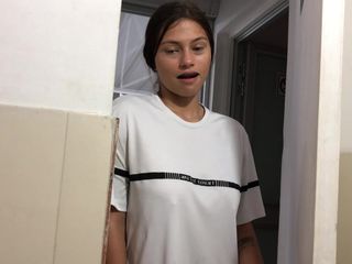 Stefanysex: Nadržená nevlastní sestra mě objeví masturbovat v koupelně a pomáhá...