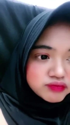 Hijab excité, gros seins naturels