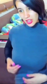 Myla_angel liebt es, ihre schweren hänger zu zeigen, wenn sie allein zu hause ist!