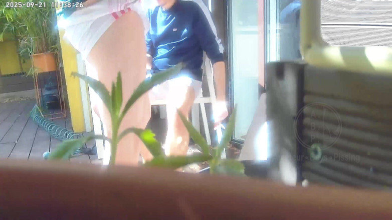 AmateurBoysPissing: 赤毛の少年は、フラットメイトから隠れてボトルにおしっこをしようとします。捕まった、それはウォータースポーツとフェラチオのからかいに終わります