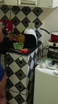Angajata distrasă are parte de ejaculare în cur fără să știe
