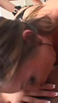 Avec un tel cul et de gros nichons, cette brune peut se faire baiser dans un gangbang en peu de temps