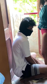 Sexe en plein air, un demi-frère et sa demi-sœur se font baiser par la porte de la porte et sexe, couples mallu, romance torride avec sexe sur la terrasse