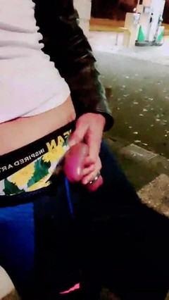 Slutboyben: Slutboyben cam4 brainfukked utomhus gris II gasstation cumshot