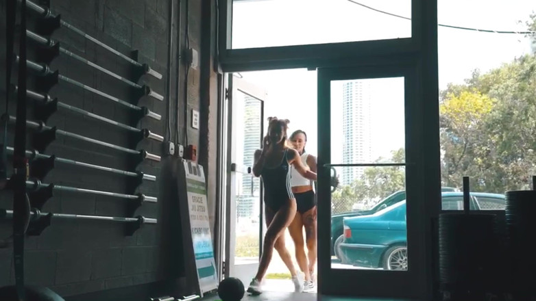 Evelin Stone: Babymommafit mă prelucrează în Miami
