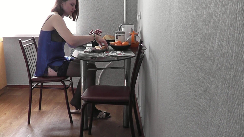 Assol: Una ragazza carina. Sexy assol in lingerie erotiche calze Peignoir...