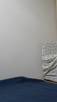 Kort studentenuniform, minirok, string slipje en sokken, magere en dikke kont serieus Japans meisje dat appartement schoonmaakt