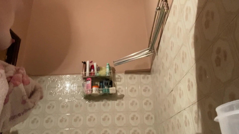 Cuteblonde666: Hairy cute teen smoking, pissing and showers