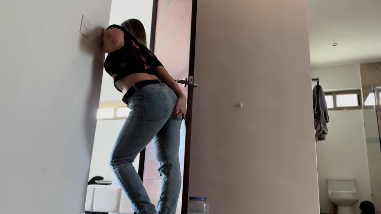 Mrs Peachesxx: Pisciare in jeans di fronte a te