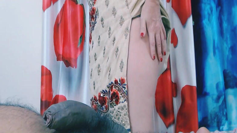 Bolly Karma: MILF panas menggulung mata keseronokan tentang zakar saya