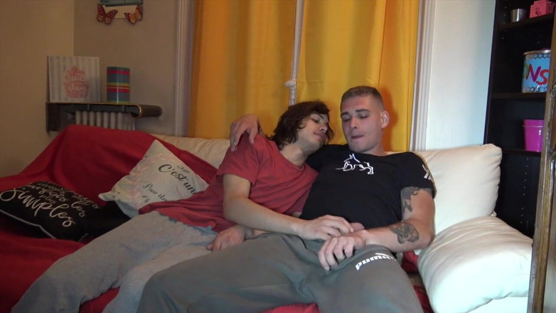 Gaybareback: Niewinny twink zerżnięty na oklep przez prostego chłopca