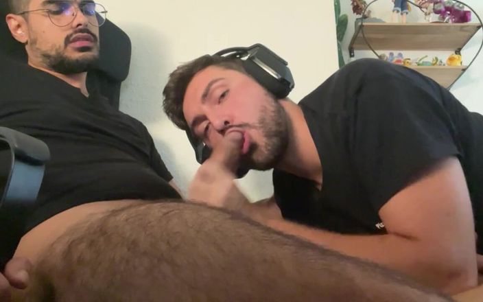 Nenes gaymers: Ragazzo che succhia sborra un grosso cazzo grasso