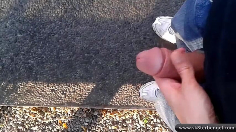 Sk8terBengel: Buitenshuis dildo-plezier en rokend in netkousen