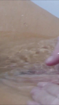 Ditalino All'orgasmo E Masturbazione Nuda Nel Bagno
