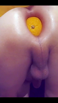 Rellenando mi culo con 2 naranjas enormes y fisting