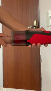 Eu comprava um masturbador automático japonês e descobri que meu pau não se encaixava dentro