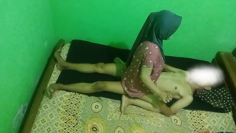 Famly sex: 남자에게 따먹히는 히잡을 쓴 소녀