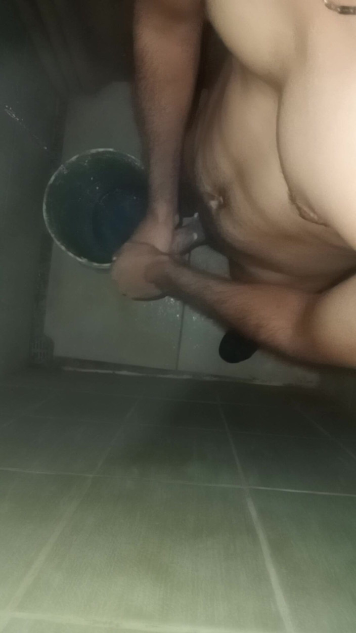 Cute boy jerks off: Smal kille tar sin dusch för att onanera