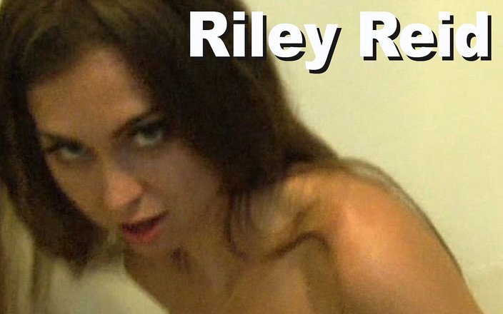 Edge Interactive Publishing: Riley Reid mea en el baño