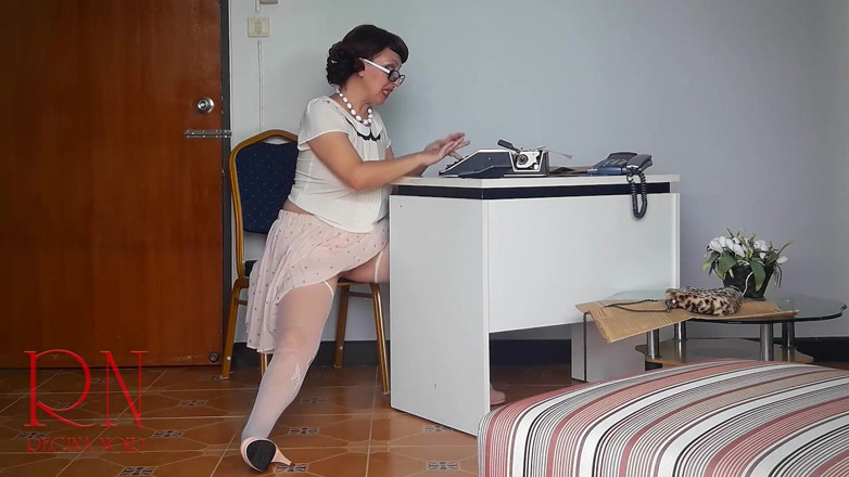 Regina Noir: Secrétaire. Sexretary. Pas de culotte, MILF du bureau. Bureau nu,...