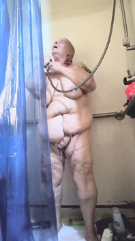 Si blonde kotor bermain di bilik mandi semasa awak menontonnya membasuh pepek kotornya