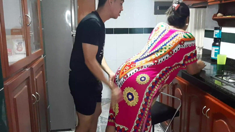 Aly: Merasai pepek kaya ibu tiri saya di dapur